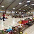 Opstillingen til weekendens loppemarked i Nørre Djurs Hallen er i fuld gang. Privatfoto