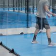 Dette er ikke PadelPadel, hvor manden røg igennem glasset, men det er sådan glasvæggene ser ud i et padeltennis-center. Foto: Liv Møller Kastrup.