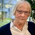 Stress er noget af det værste i forhold til stemmerne. Så skruer de bissen på. Heldigvis har Lisbeth Holm fundet metoder, der hjælper til at dæmpe både stress og stemmer. Hun strikker, lægger puslespil og lytter til lydbøger. Foto: Grethe Bo Madsen