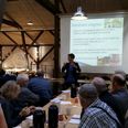 Eva Sørensen fortæller om samskabelse for forsamlingen på Stenvad Mosebrugscenter.