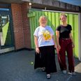 Camilla Holmriis (tv.) og Charlotte Madsen har sammen med resten af skolebestyrelsen sendt to bekymringsbreve til byrådet i Syddjurs Kommune med en appel til politikerne om at sætte kapacitetsproblemerne på Ebeltoft Skole på dagsordenen hurtigst muligt. Foto: Anne Frank Henriksen