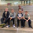 Fra v.: Johan, Ebbe, Karl og Louis fra 5. klasse på Ugelbølle Friskole løb for deres syge kammerat. Bagerst klasselærer Mia Johannesen. Foto: Lars Norman Thomsen
