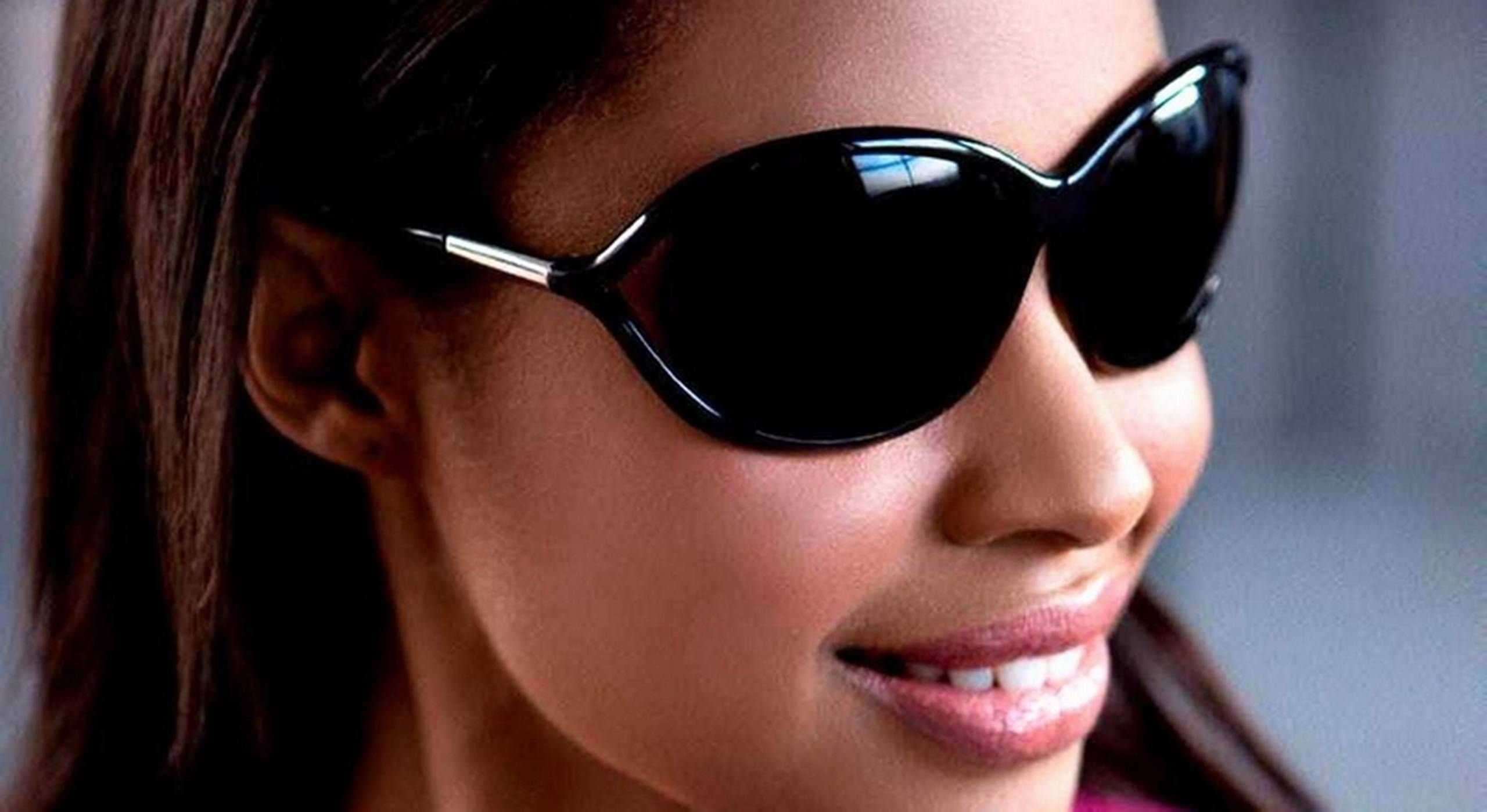 Louis Nielsen forærer 12.000 solbriller til kunderne