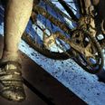 Ifølge flere vidner ramte den ene cyklist, en 52-årig mand, ind i bilen og væltede ned på asfalten, mens bilisten kørte videre. Arkivfoto: Claus Bonnerup