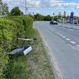 Bilist kørte ind i elskab og hæk lige efter lyskrydset ved Hammelvej og Skanderborgvej i Hadsten. Foto: jr