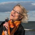 Sanger, komponist og forfatter Tina Buchholtz kan sammen med konfirmandkoret opleves til gospelgudtjenesten. Pressefoto.