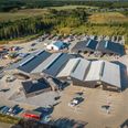 XL Byg Ryomgård med yderligere 1.500 kvadratmeter butiksareal tager sig også voluminøs ud, hvis ser hele virksmheden fra et drone-perspektiv. Foto: Stefan Broxgaard