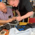 Repair Caféen kan blandt andet fixe elektronik og har derfor brug for ledninger, højtalere og fatninger, som kan bruges som reservedele. Arkivfoto.