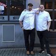 Rolf Nordentoft (med hat) og Nicolai Bech står foran den tidligere bodega i Frederiksgade, hvor de har indrettet restaurant Les Trois sammen med Kim Thygesen