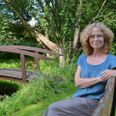 Ruth Laugesen bor selv i et af de helt gamle huse i Voldum, nemlig Revens Mølle. Møllebækken i baggrunden løber gennem hendes og gemalens have. Foto: Anette Bonde.
