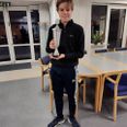 Noa Sinding har netop fået overrakt lynskakmesterskabets vandrepokal. Privatfoto