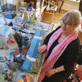 Billedkunstner og forfatter Susanne Haase ved sit arbejdsbord i hjemmet i Grenaa. Foto: Mogens Greve