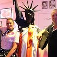 De tre søskendei Skødstrups nye restaurant, ’American Diner 8541’. Forrest fra venstre mod højre er det Frank Riedel, Laila Jensen og Tommy Trendholm.
