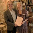 Hans Münter overrækker Ridderkorset af Dannebrogordenen til sin hustru, Professor Helle Neergaard Münter. Overrækkelsen skete ved en lille ceremoni på Koruplund Vingård. Tilsendt foto