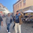 Anna Søgaard fra By og - landskabskultur i Syddjurs var sammen med tv-vært og arkitekt-interesserede Peter Olesen på tur i Ebeltoft by. Det efterfølgende debatmøde med blandt andet hans oplæg førte til, at der blev foreslået et facadeudvalg i Ebeltoft der skulle stramme op på byens udseende. Foto: Kian Johansen