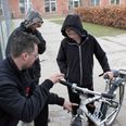 Her er det Kristian Dalgaard fra Fri BikeShop i Galten, der tjekker cykler på Herskindskolen. Foto: Erland Rasmussen