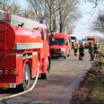 En 32-årig mand er søndag formiddag fundet død på gården, der natten til søndag var udsat for en voldsom brand. Foto: presse-fotos.dk