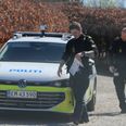 Politiet rykkede tirsdag eftermiddag massivt ud til Mols Bjerge Feriecenter i Knebel med både betjente og hunde. Foto: Øxenholt Foto