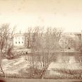 Udsigt fra Bispetoften mod åen. Til venstre ses ejendommen Vester Allé 14, der stadig eksisterer i dag. Til højre ses Aarhus Mølle, der lå langs Vester Allé. Ukendt fotograf, ca. 1880, Aarhus Stadsarkiv