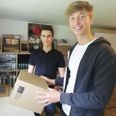 Emil Rauhe og Jonathan Gormsen har udnyttet coronatiden med færre lektier og mindre undervisning til at øge omsætningen på deres to webshops.