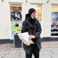 En stor del af en helt normal hverdag for hjemløse Allan Jensen består i at sælge magasinet 'Hus Forbi' forskellige steder i Aarhus.