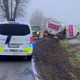 Vejen er totalt spærret på grund af den væltede lastbil. Foto: Presse-fotos.dk.