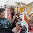 En isblok bliver forvandlet til en skulptur af is-kunstner Susanne Ahrenkiel på lørdag.