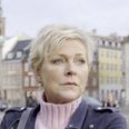 Skuespilleren Søs Egelind, der selv brugte ulovlig cannabis i forbindelse med sin kræftsygdom for godt 10 år siden, møder nogle af de syge danskere, der måske kan få glæde af forsøgsordningen. Foto: Metronome Productions A/S