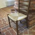 123 af Kaare Klint-stolene er nu tilbage hos Thorsager Kirke. De er i første omgang sendt tilreparation, inden de igen tages i brug.