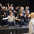 De 10 medvirkende øver på livet løs under kyndig instruktion af Kenn Lund Nielsen, der i år har valgt at blive nede på gulvet. Foto og video: Michael Wulff