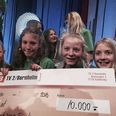 Sejren og en check på 10.000 kroner er i hus for 6.a. fra Morten Børup Skolen i Skanderborg.