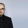 Jan Hellesøe manipulerer med sit publikum. Oplev ham fredag 29. november i Kulturhuset Skanderborg. Pressefoto