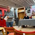 Bent Hansen henvendte sig først til de fremmødte ved valgmødet i Todbjerg. Herefter rettede han sit fokus på Socialdemokratiets Matilde Dueholm (yderst til højre i baggrunden). Foto: Sten Brøgger