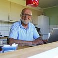 Det er ved sin faste skriveplads ved køkkenbordet, at Bo Paulsen skrev sig ud af depressionen På en villavej i Grenaa ligger huset, hvor han har ”renoveret hele skidtet selv”. Foto: Stine Østergaard