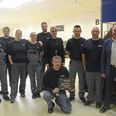 Tillidsmand Lars Kristensen med det synlige bevis på hæderen fra Lockheed Martin til Terma i Grenaa, hvor senior vice president Jørgen Laursen t.h. glæder sig sammen med en gruppe medarbejdere.