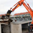 Borgmester Bundsgaard fik som den første lov til at føre bulldozeren, da den tidligere tankstation på Rundhøj Torv måtte lade livet onsdag formiddag.