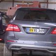 Henrik Koch ved siden af sin nye Mercedes, som han har købt for de penge, han har fået for de solgte bitcoins.