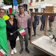 Lise Reese (i midten) og de ansatte i Nyt Syn Brilleriet havde Italien som tema - og hønseskidning lige udenfor butikken. Foto: jr