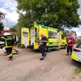 Brandvæsen, redningsmandskab og politi blev mandag eftermiddag kaldt til en bygningsbrand i Karise. Foto: presse-fotos.dk