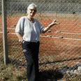 Gulle Schmidt, snart 75, er stadig aktiv et par gange om ugen i Ryomgård Tennisklub, hvor hun også er næstformand. Klubben begynder sæsonen Store Bededag klokken 10, hvor medlemmerne er indbudt til standerhejsning.