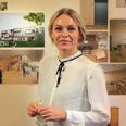 Kristine Bach på sit kontor, hvor fotos fra internettet har givet hende inspiration til udformningen og indretningen af det nye kontorhus.