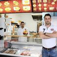 38-årige Souliman Abdullah står hovedsageligt for betjeningen i restauranten, mens han har kokke til at styre madlavningen på kulgrillen.