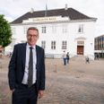 Bankdirektør Lars Møller Kristensen kan se tilbage på et godt første halvår af 2021. Det får nu Djurslands Bank til at opjustere forventningerne til årsresultatet. Pressefoto