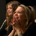 Komiker Linda P voksede selv op med mobning og usikkerhed. I nyt tv-program lærer hun unge i samme situation at bruge humoren som befrielse. Foto: TV 2/Monday Media.