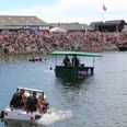 Det store havneshow trækker massevis af tilskuere til kajkanten i Bønnerup. Pressefoto