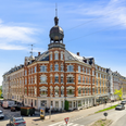Den markante ejendom ligger på hjørnet af af Odensegade og Hans Broges Gade på Frederiksbjerg. Foto: Colliers