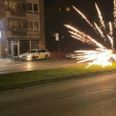 Billedet er fra en af de mange gange politiet rundt om i landet blev angrebet med fyrværker mellem jul og nytår. Arkivfoto: Presse-fotos.dk