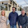 Danbolig Hadstens indehavere, Joan Pank, Mikkel Christensen (i midten) og Tommy Risgaard, oplever meget stor interesse for det nye boligprojekt i centrum af Hadsten, Realen. Foto: jr