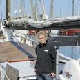 Niels Ravn ved rorpinden på ’Anna’. Hvis man vil vide mere om skibet, eller hvis man hyre det til sejlads, kan man gå ind på www.aalekvasenanna.dk.