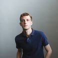 Franske Édouard Louis er kendt for sin selvbiografiske tilgang, hvor han beskriver sin egen bevægelse og udvikling fra samfundets bund til toppen. til juni kan han opleves i Aarhus. Pressefoto.